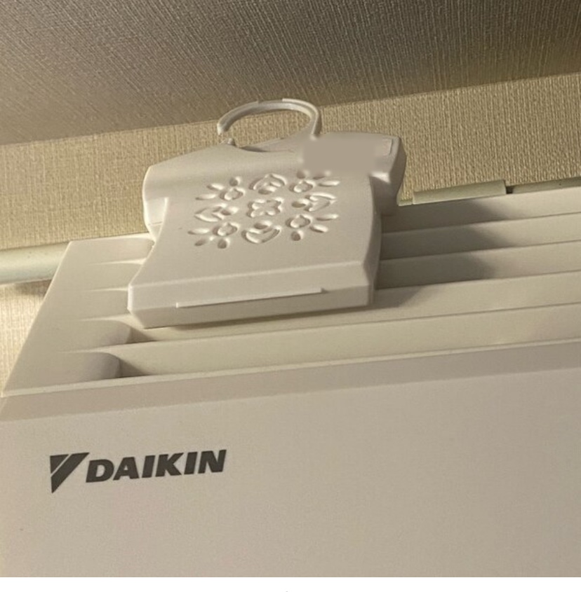我が家のダイキンのエアコンに貼ったカビピカVer.2の実物写真