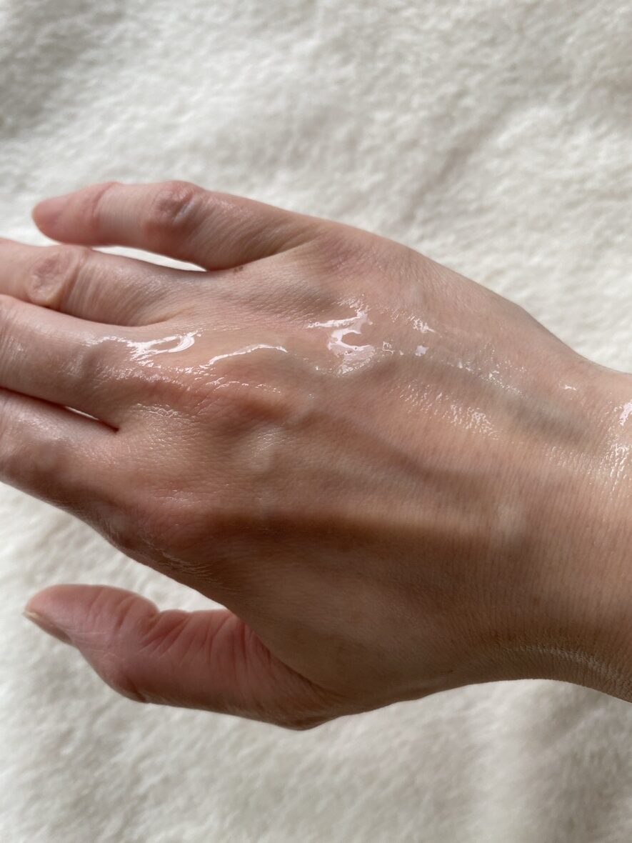 MIGUHARAファーストエッセンスを手の甲に塗った様子