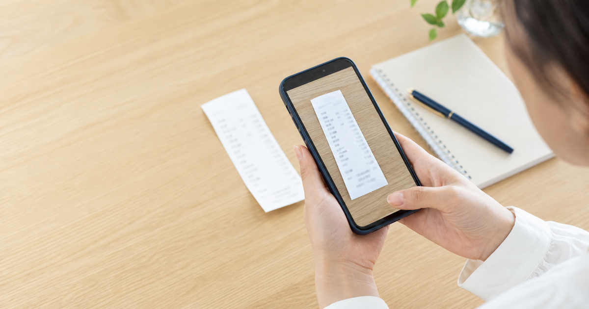 スマートフォンでレシートを撮影して家計簿へ入力するイメージ